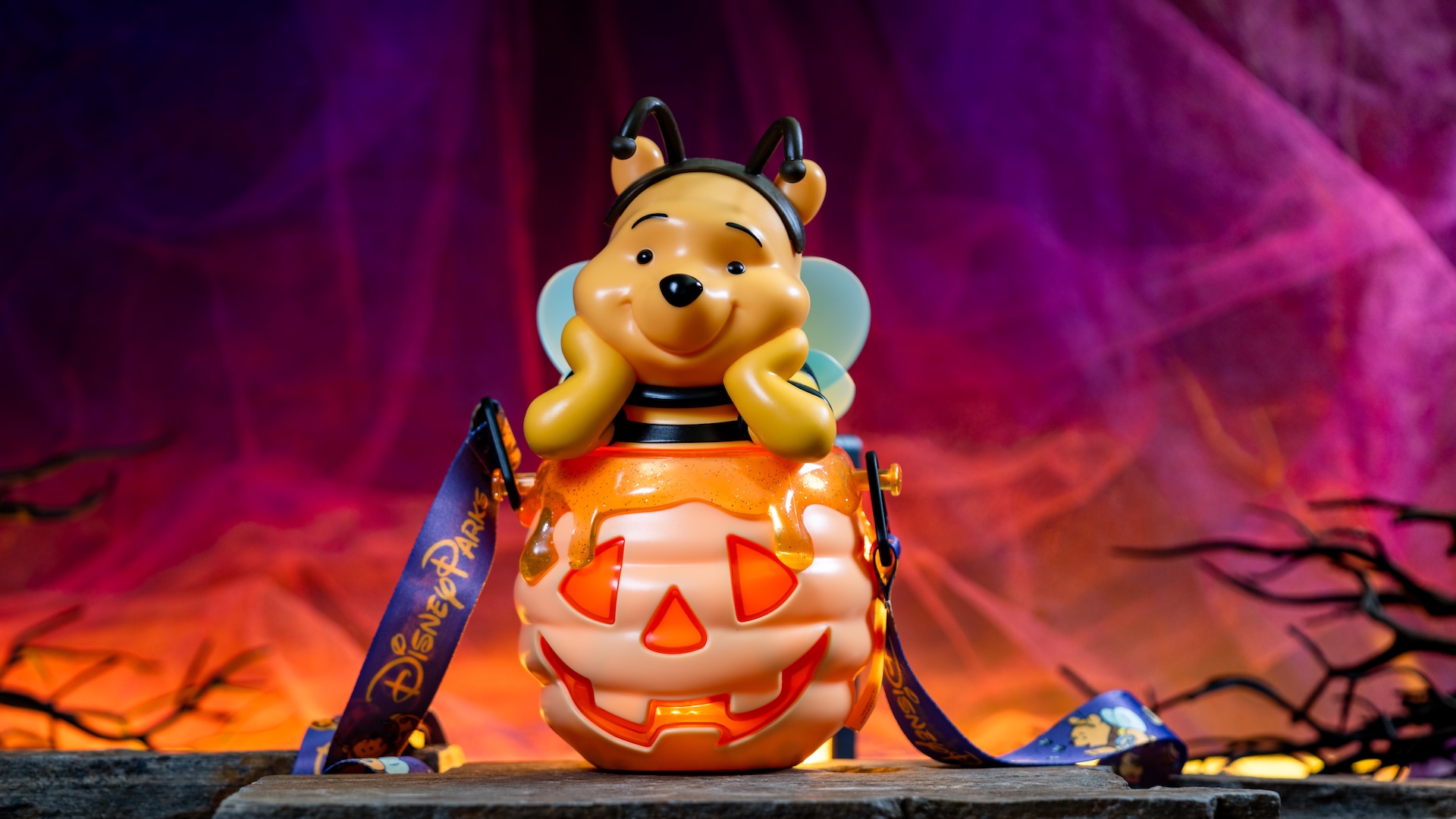 Light-up honey pot novelty sipper with a bear topper