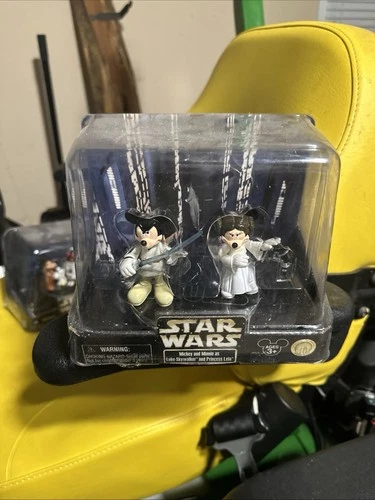 Mickey as Luke Skywalker & Minnie as Princess Leia Star Wars